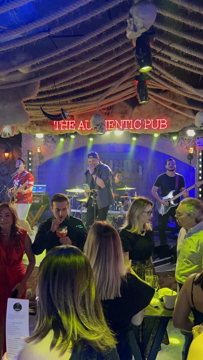 Integrantes da Groove/SA tocando sob luzes coloridas