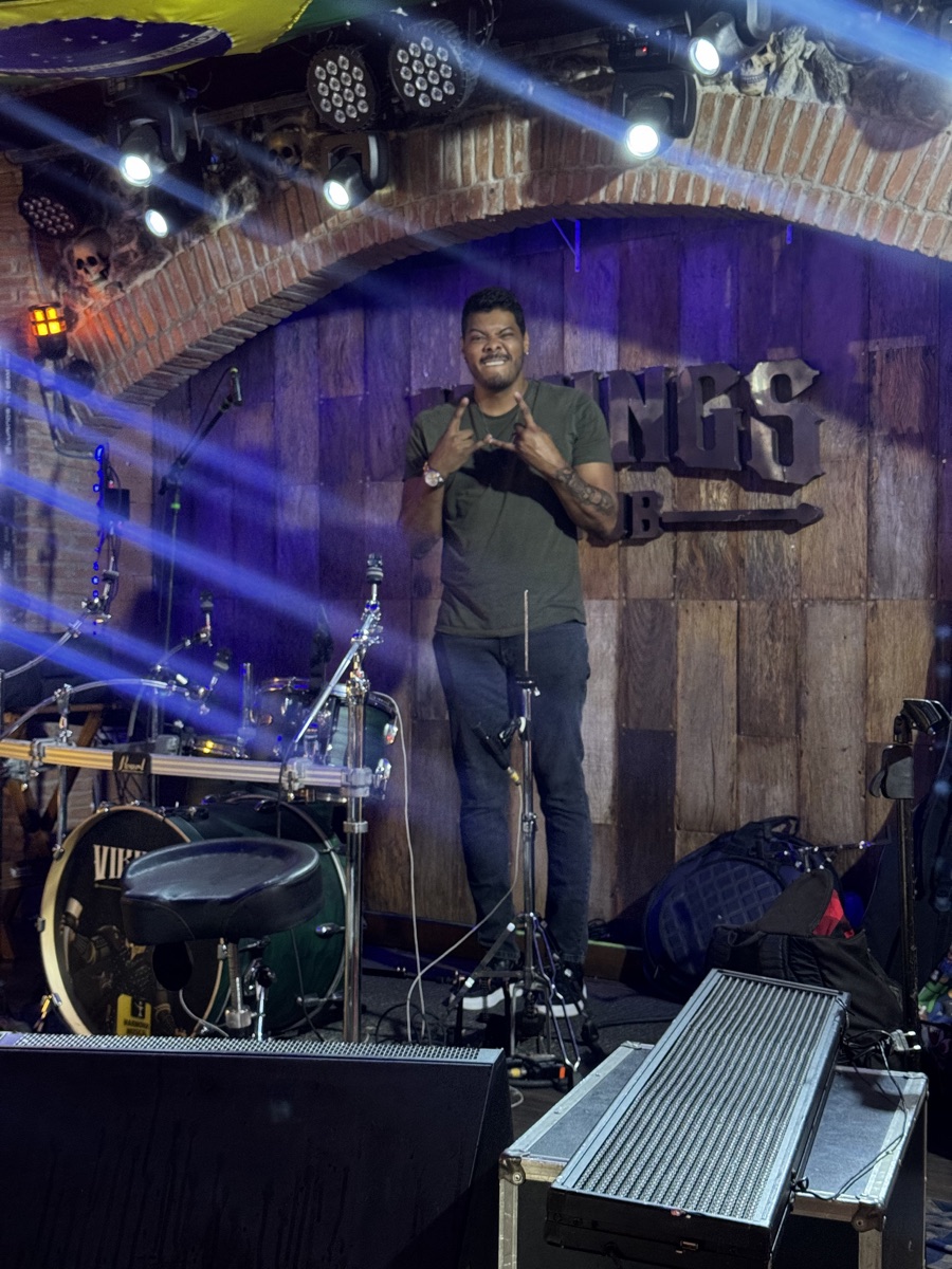 Integrantes da Groove/SA no palco durante uma apresentação
