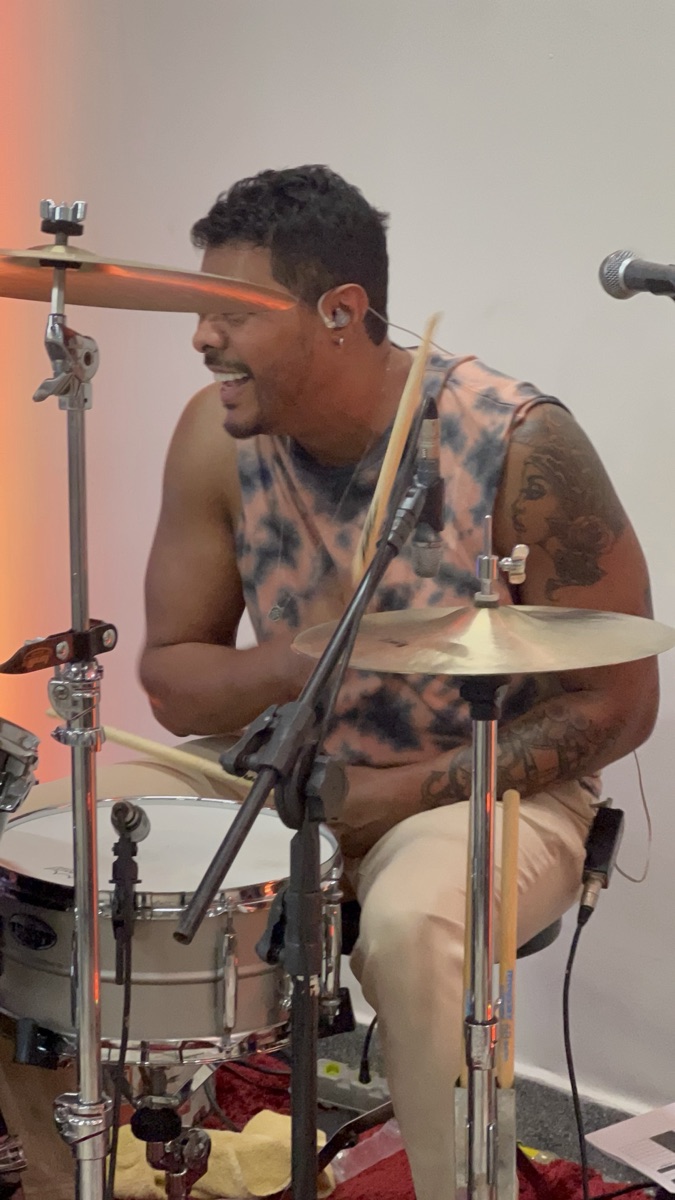 Baterista da Groove/SA em um registro de apresentação