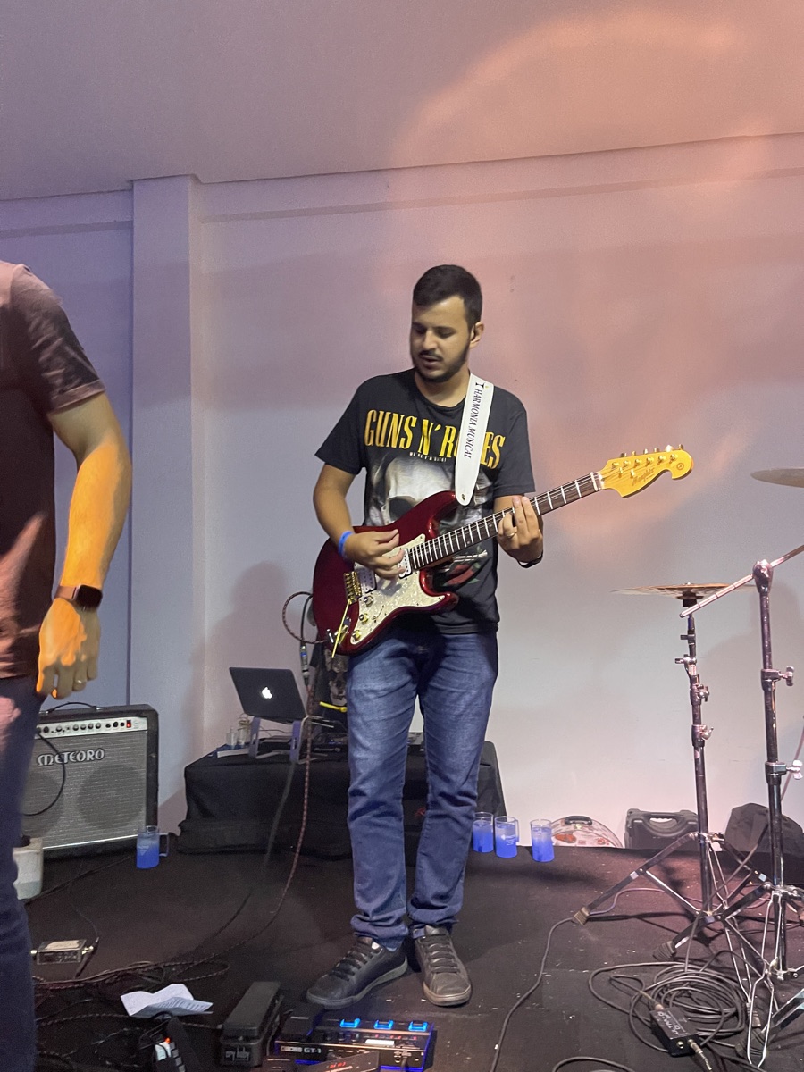 Guitarrista da Groove/SA em uma apresentação