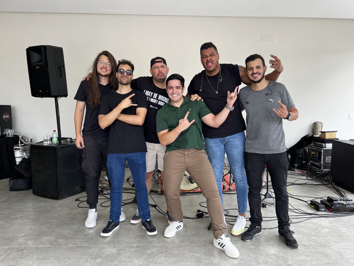 Músicos da Groove/SA reunidos após uma apresentação