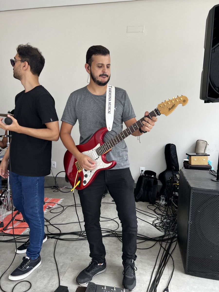 Guitarrista da Groove/SA tocando em uma apresentação