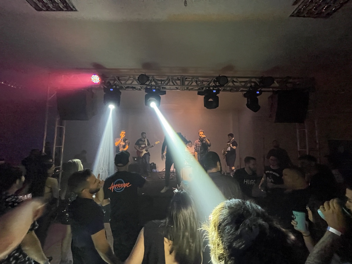 Palco da Groove/SA com luzes e público em primeiro plano