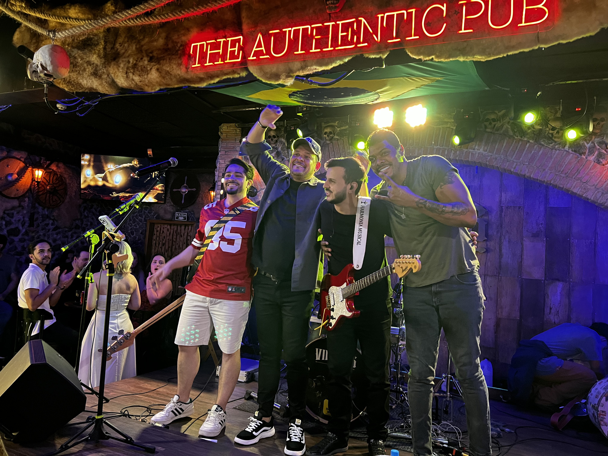 Groove/SA e público em uma apresentação ao vivo