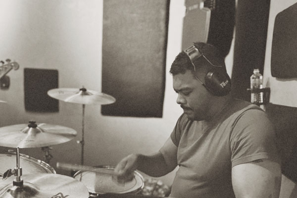 DIEGÃO #BATERIA Baterista preciso, conduz cada batida com técnica e energia, formando a base sólida que sustenta o som vibrante da banda.