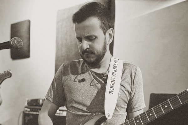 ESTULINDO #GUITARRA Guitarrista líder e produtor musical da banda, cria riffs marcantes e solos emotivos que elevam a performance da banda a um nível único.