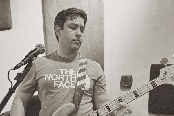 GIO #BAIXO Baixista groove, mantém a pulsação da banda firme e contagiante, garantindo o ritmo envolvente que define o som da Groove S/A.