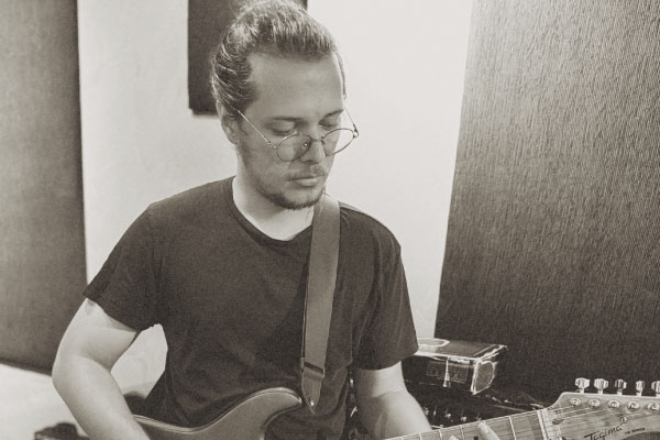 LUANZERA #GUITARRA Guitarrista de apoio, adiciona camadas criativas e texturas sonoras que enriquecem o universo musical da Groove S/A.