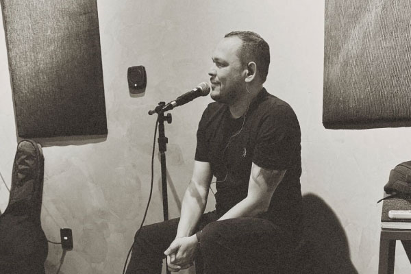 TIBAS #VOCAL Vocalista carismático, com presença de palco inconfundível, conduz a Groove S/A com energia e paixão em cada apresentação.