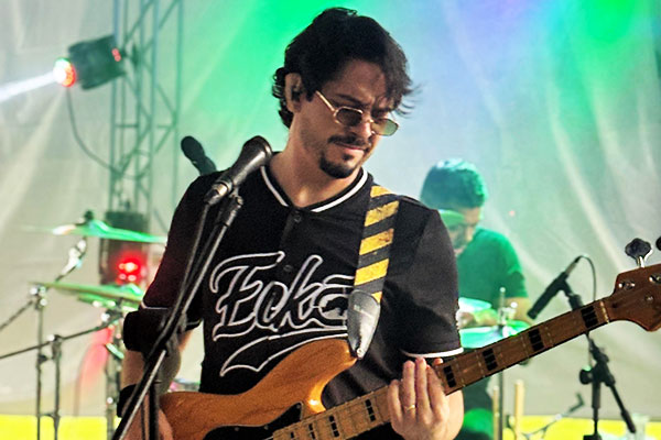 GIO #BAIXO Baixista groove, mantém a pulsação da banda firme e contagiante, garantindo o ritmo envolvente que define o som da Groove S/A.