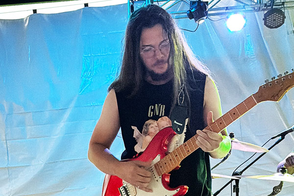 LUANZERA #GUITARRA Guitarrista de apoio, adiciona camadas criativas e texturas sonoras que enriquecem o universo musical da Groove S/A.