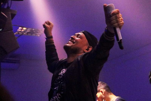 TIBAS #VOCAL Vocalista carismático, com presença de palco inconfundível, conduz a Groove S/A com energia e paixão em cada apresentação.