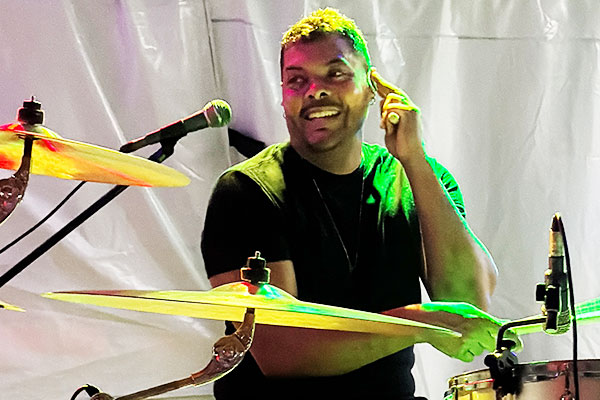 DIEGÃO #BATERIA Baterista preciso, conduz cada batida com técnica e energia, formando a base sólida que sustenta o som vibrante da banda.