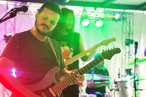 ESTULINDO #GUITARRA Guitarrista líder e produtor musical da banda, cria riffs marcantes e solos emotivos que elevam a performance da banda a um nível único.